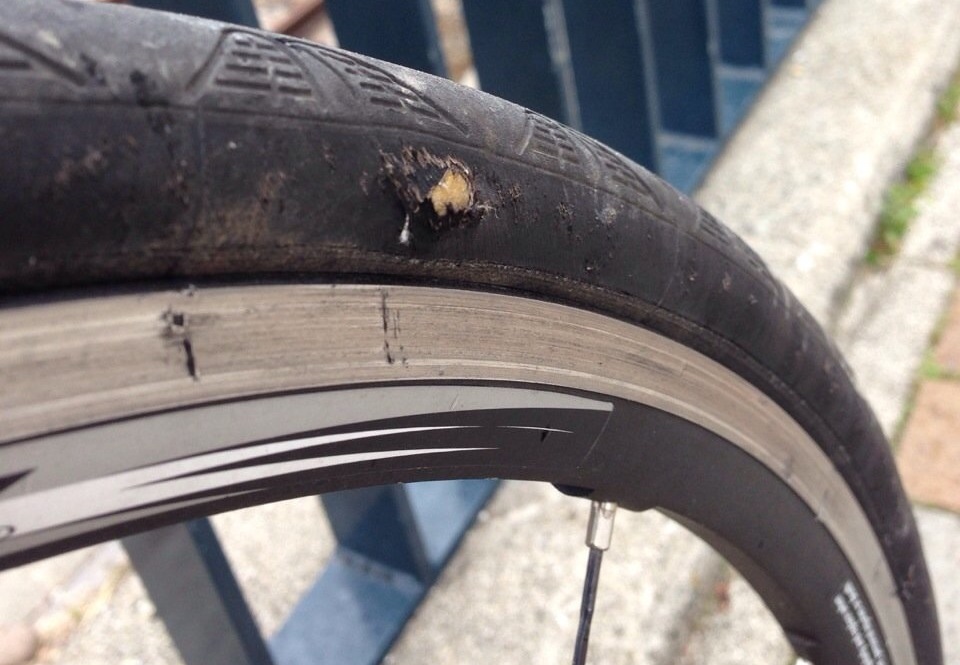 自転車 タイヤ 破裂 原因